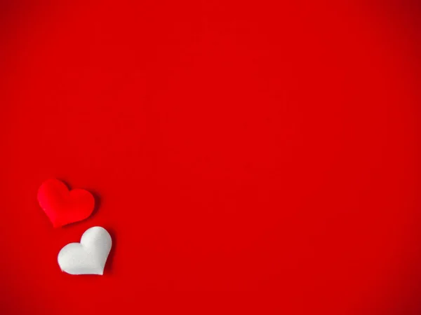 Concepto Amor Dos Corazones Pequeños Sobre Fondo Rojo —  Fotos de Stock