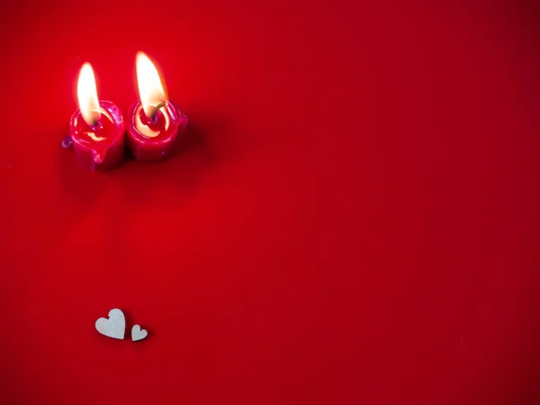 Поняття Любові Червоні Свічки Освітлені Два Дерев Яні Серця Червоним — стокове фото