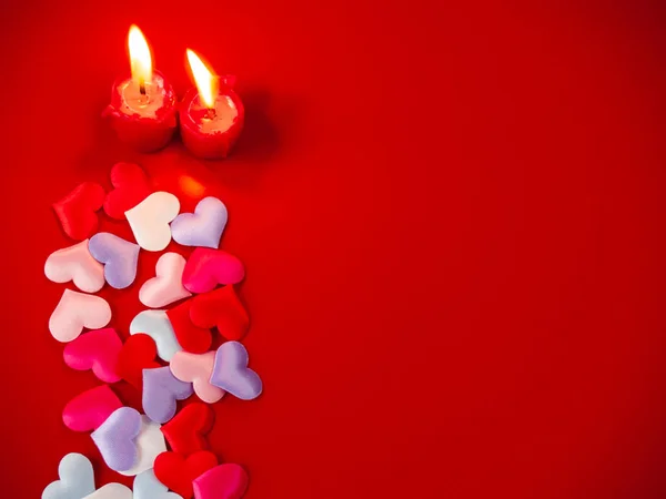 Conceito Amor Velas Vermelhas Acesas Muitos Corações Multicoloridos Com Fundo — Fotografia de Stock