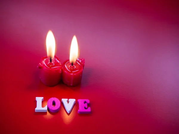 Понятие Любви Красные Свечи Зажжены Слово Любовь Красном Фоне — стоковое фото