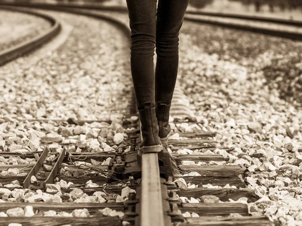 Mujer Caminando Las Vías Del Tren Otoño —  Fotos de Stock
