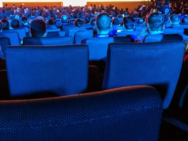 Madrid - İspanya. Sinema salonunda oturan lar