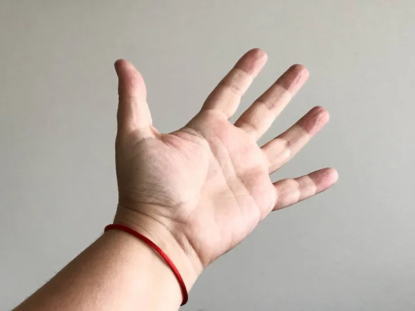 Mano Femminile Sullo Sfondo Della Parete Primo Piano — Foto Stock