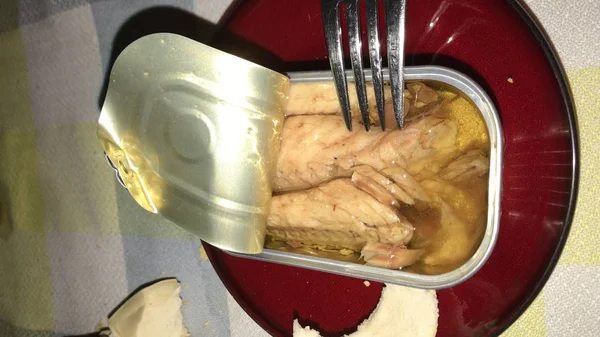 桌上的罐头鱼和叉子 — 图库照片