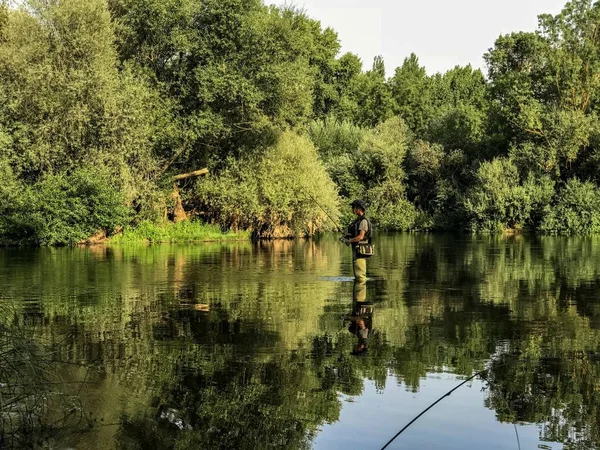 Hombre Pescando Hermoso Lago España Naturaleza Viajes — Foto de Stock