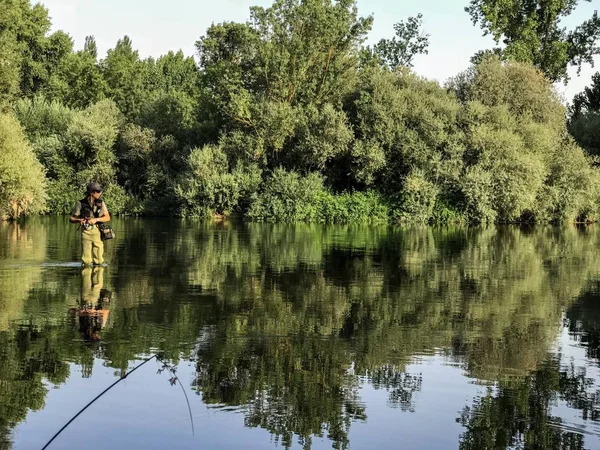 Hombre Pescando Hermoso Lago España Naturaleza Viajes — Foto de Stock