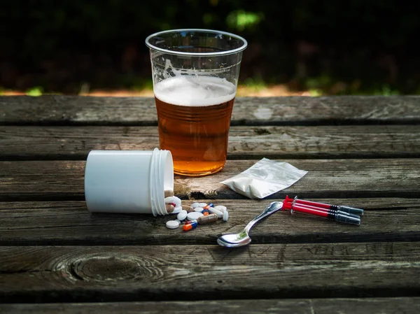 Bicchiere Birra Pillole Barbiturici Droghe Cocaina Eroina Una Siringa Cucchiaio — Foto Stock