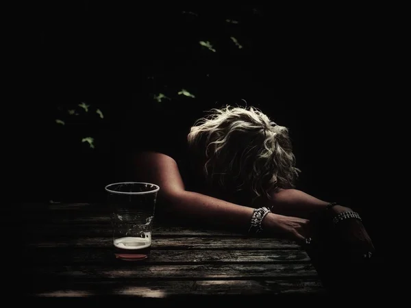 Une Femme Ivre Avec Verre Bière Main Inconsciente Penchée Sur — Photo