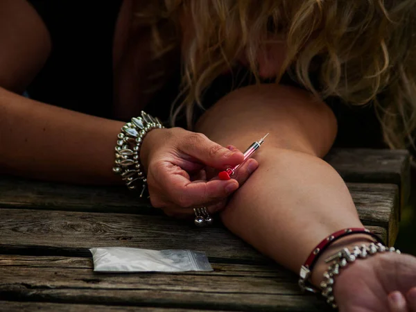 Uma Mulher Injetando Droga Seu Braço Com Uma Seringa Rua — Fotografia de Stock