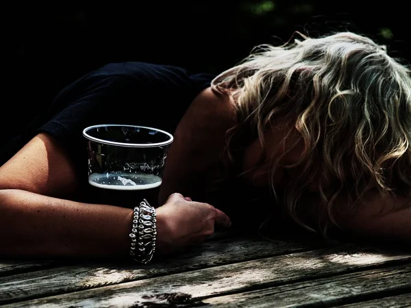 Eine Betrunkene Frau Mit Einem Glas Bier Der Hand Bewusstlos — Stockfoto