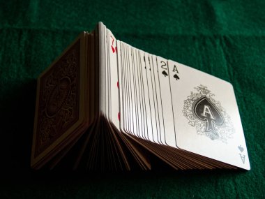 Yeşil bir halı üzerinde poker kartların bir güverte