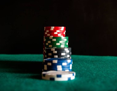Poker fişleri çeşitli renklerin çeşitli yığınları