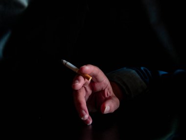 Bir sigara bir kadın eli