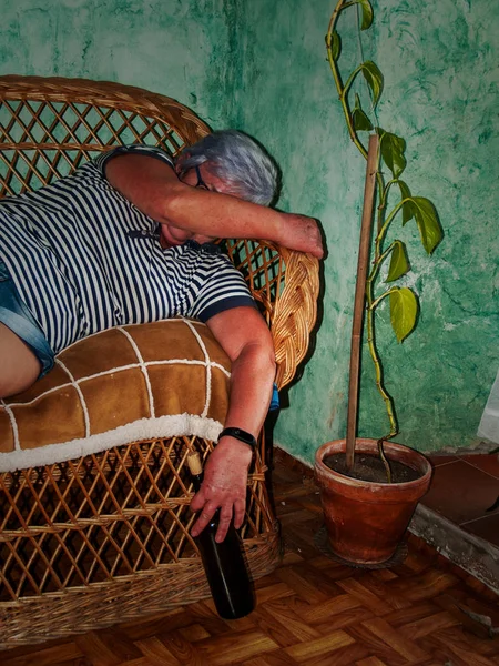 Une Femme Âgée Ivre Avec Une Bouteille Vin Main Inconsciente — Photo