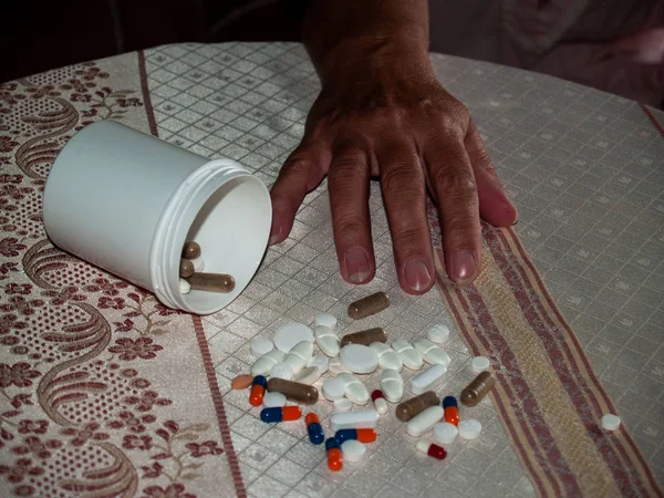 Una Mujer Mayor Con Montón Pastillas Mano Diferentes Colores Tamaños — Foto de Stock