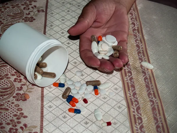 Una Donna Anziana Con Sacco Pillole Mano Diversi Colori Dimensioni — Foto Stock