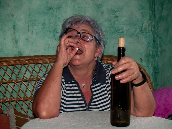 Una Mujer Mayor Con Una Botella Vino Gran Número Pastillas — Foto de Stock