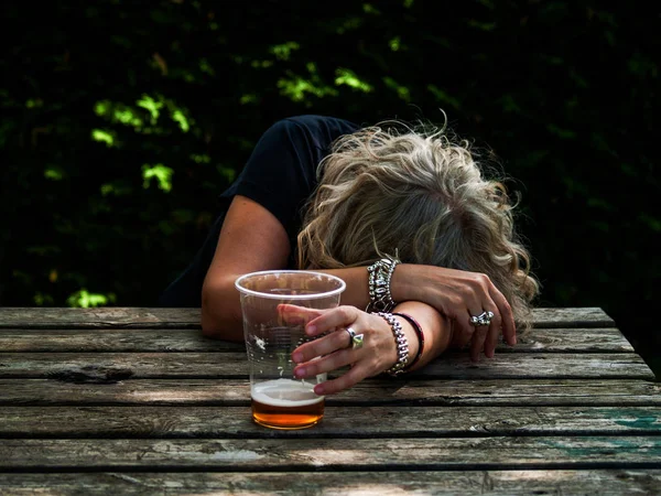 Una Mujer Borracha Con Vaso Cerveza Mano Inconsciente Apoyada Una —  Fotos de Stock