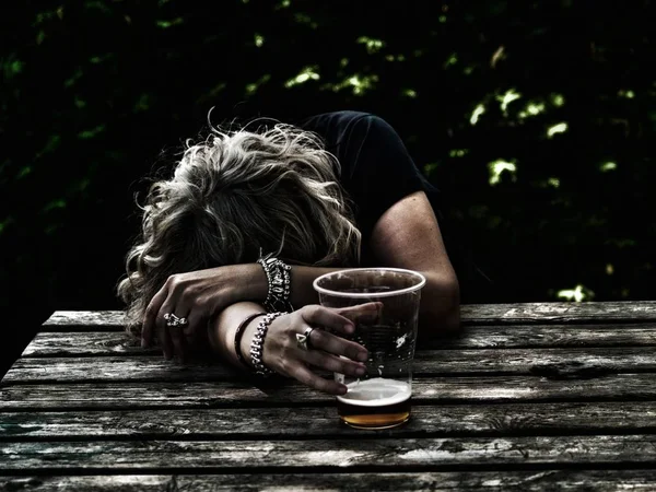 Uma Mulher Bêbada Com Copo Cerveja Mão Inconsciente Apoiada Numa — Fotografia de Stock