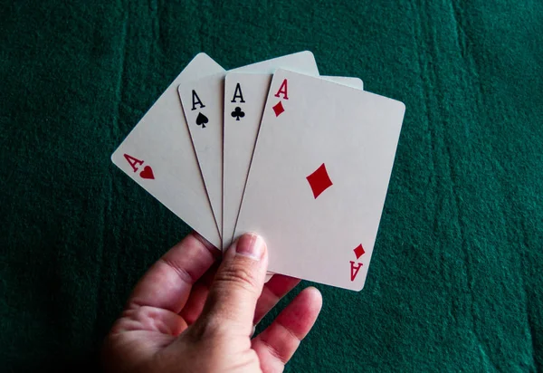 Uma Pessoa Jogando Poker Com Quatro Ases Baralho Sua Mão — Fotografia de Stock