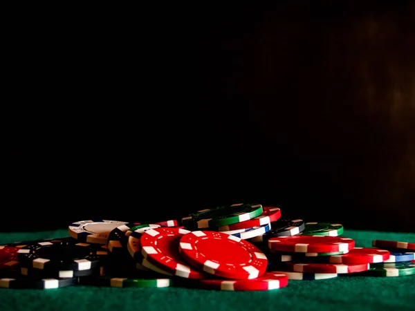 Poker Chips Van Verschillende Kleuren Een Groene Mat — Stockfoto