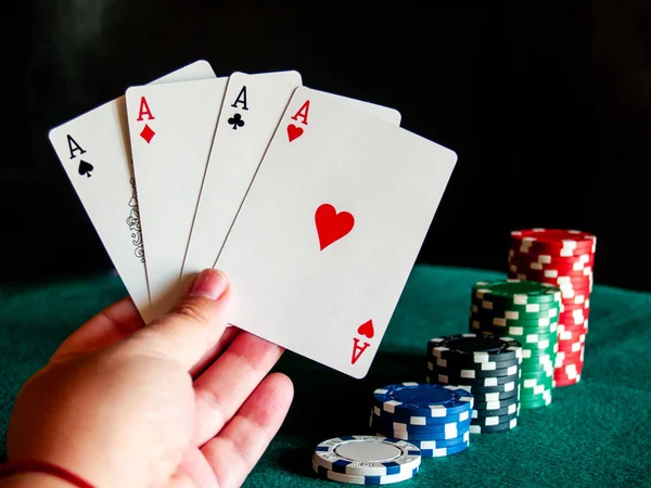 Uma Pessoa Jogando Poker Com Quatro Ases Baralho Sua Mão — Fotografia de Stock