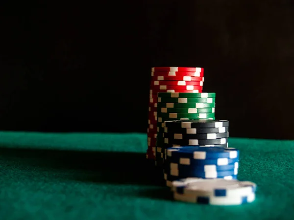 Enkele Stapels Van Poker Chips Van Verschillende Kleuren — Stockfoto
