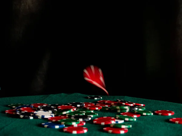 Покерні Фішки Різних Кольорів Зеленому Килимку — стокове фото