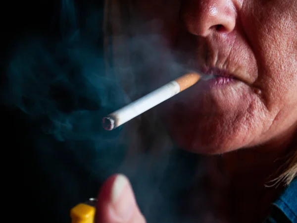 Uma Mulher Madura Fumando Cigarro — Fotografia de Stock
