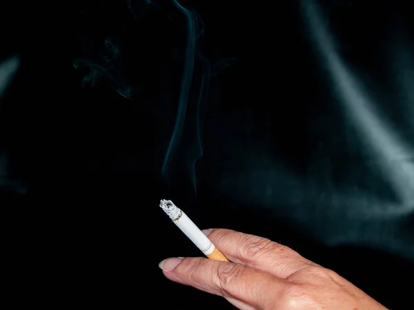 Mão Uma Mulher Fumando Cigarro — Fotografia de Stock