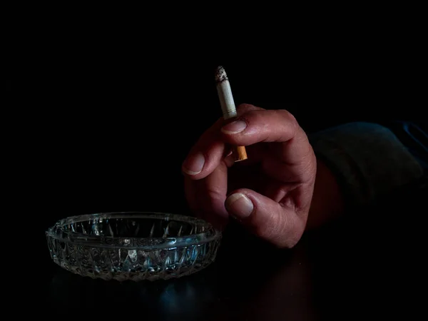 Mão Uma Mulher Fumando Cigarro Cinzeiro — Fotografia de Stock