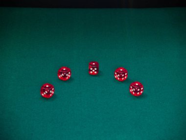 Yeşil bir mat beyaz noktalı birkaç kırmızı zar