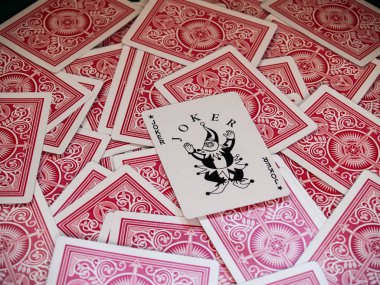 Bir güverte poker kartları etrafında döndü ve bir joker kart üzerinden