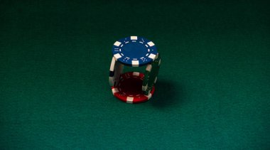 Yeşil bir hasır üzerinde çeşitli renklerin Poker fişleri