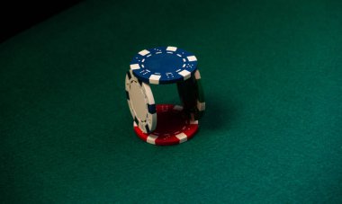 Yeşil bir hasır üzerinde çeşitli renklerin Poker fişleri