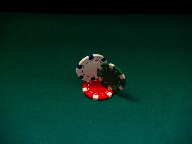Bir poker chip hareket ve başka bir yeşil bir mindere durdu