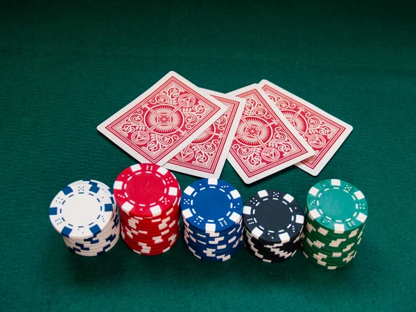 Várias Cartas Baralho Pôquer Fichas Pôquer Várias Cores Tapete Verde — Fotografia de Stock