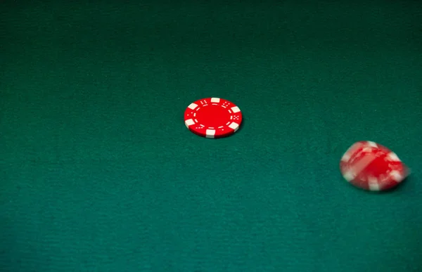Een Pokerfiche Beweging Een Ander Gestopt Een Groene Mat — Stockfoto