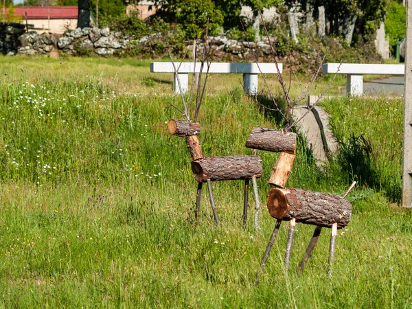 Figurines Bois Cerfs Sur Pelouse — Photo