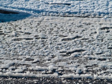 kış gününde yerde beyaz kar