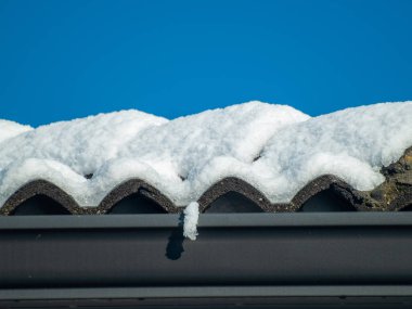 kış gününde çatıda beyaz kar