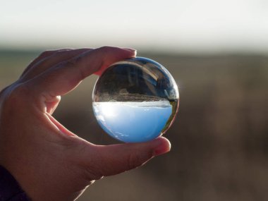 doğa içinde görüntüleme Cam Küre tutan adam el 