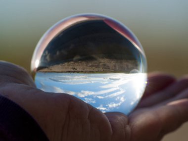 doğa içinde görüntüleme Cam Küre tutan adam el 