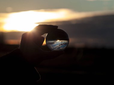 doğa içinde görüntüleme Cam Küre tutan adam el 