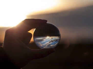 doğa içinde görüntüleme Cam Küre tutan adam el 