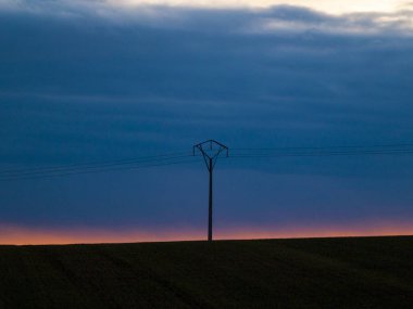 Romantik gökyüzü ile mera günbatımı 