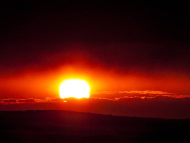 Romantik gökyüzü ile mera günbatımı 