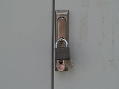 Bir çit üzerinde kırmızı packlock