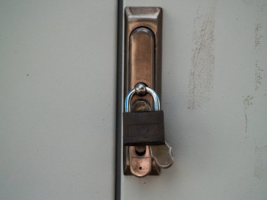 Bir çit üzerinde kırmızı packlock