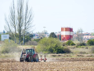 Salamanca, İspanya alanında çalışan Çiftçi traktör